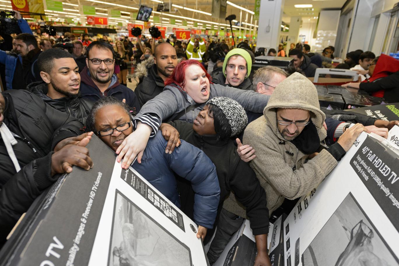  EU celebra el ‘Black Friday’ entre peleas, manotazos y largas filas