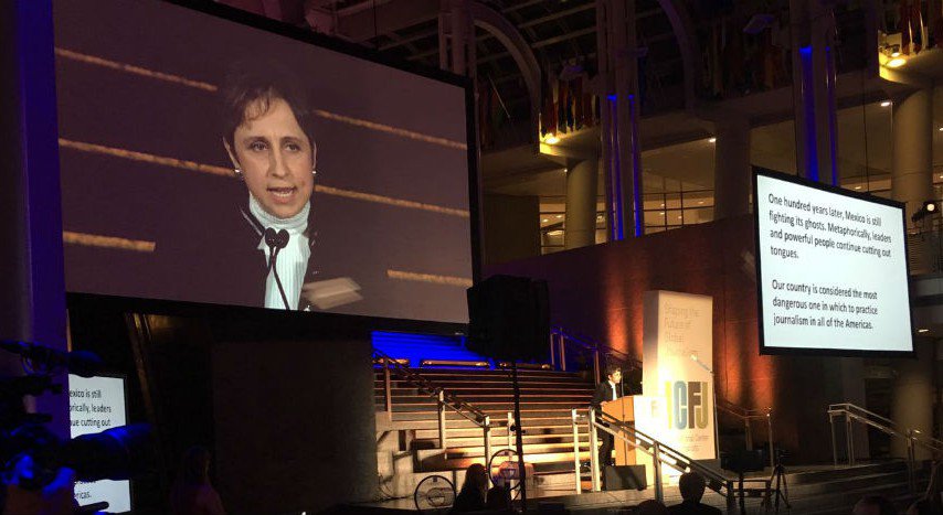  Miles de muertes violentas, censura y robos al erario frenan democracia: Aristegui