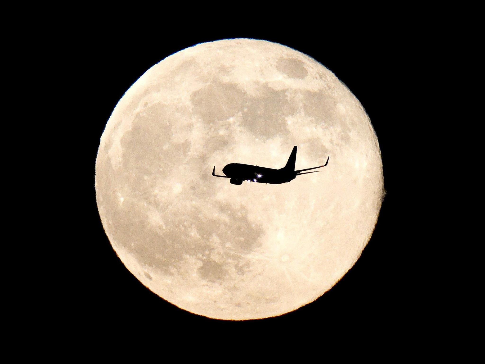  El cielo brillará con la súper luna más intensa de este siglo