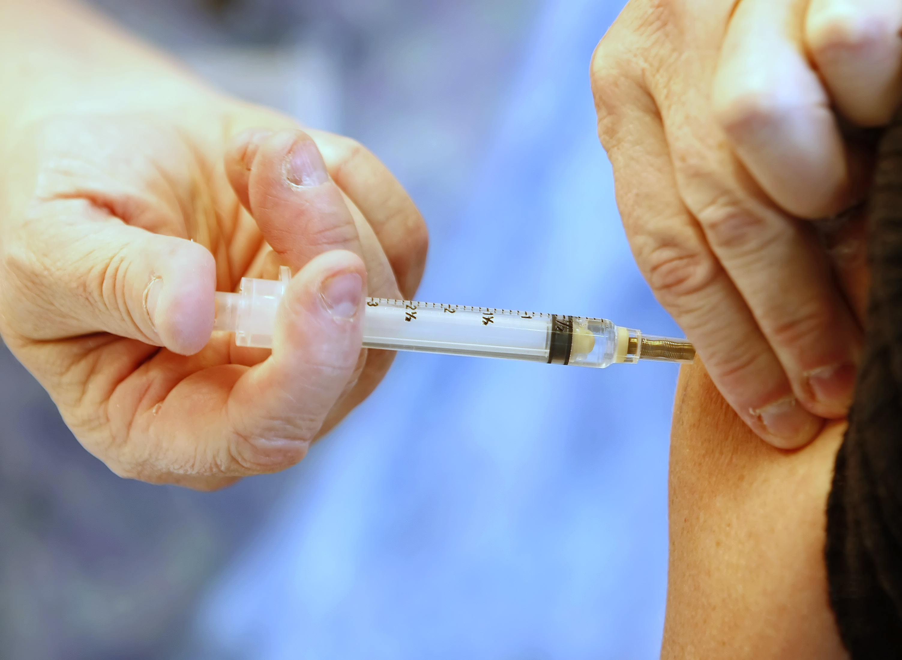 Inmunidad de vacuna contra el COVID podría no ser permanente, advierte Lutzow Steiner