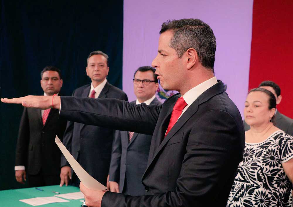  En sede alterna, Murat toma protesta como gobernador de Oaxaca