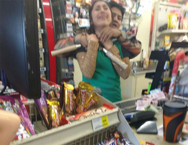  (Video) Presunto asaltante toma de rehén a empleada de 7 Eleven