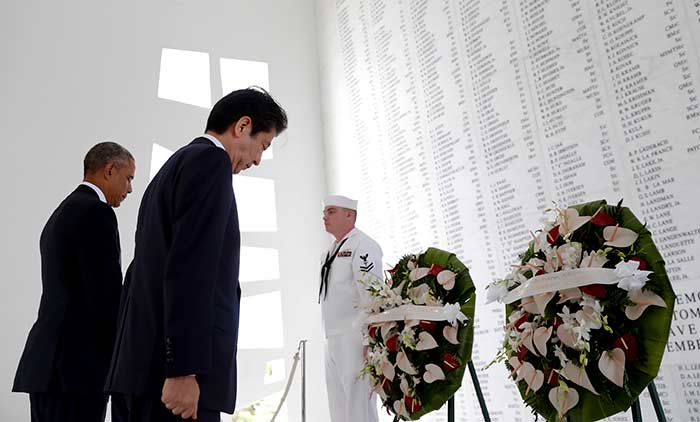  Primer Ministro de Japón visita Pearl Harbor; “Nunca más la guerra”