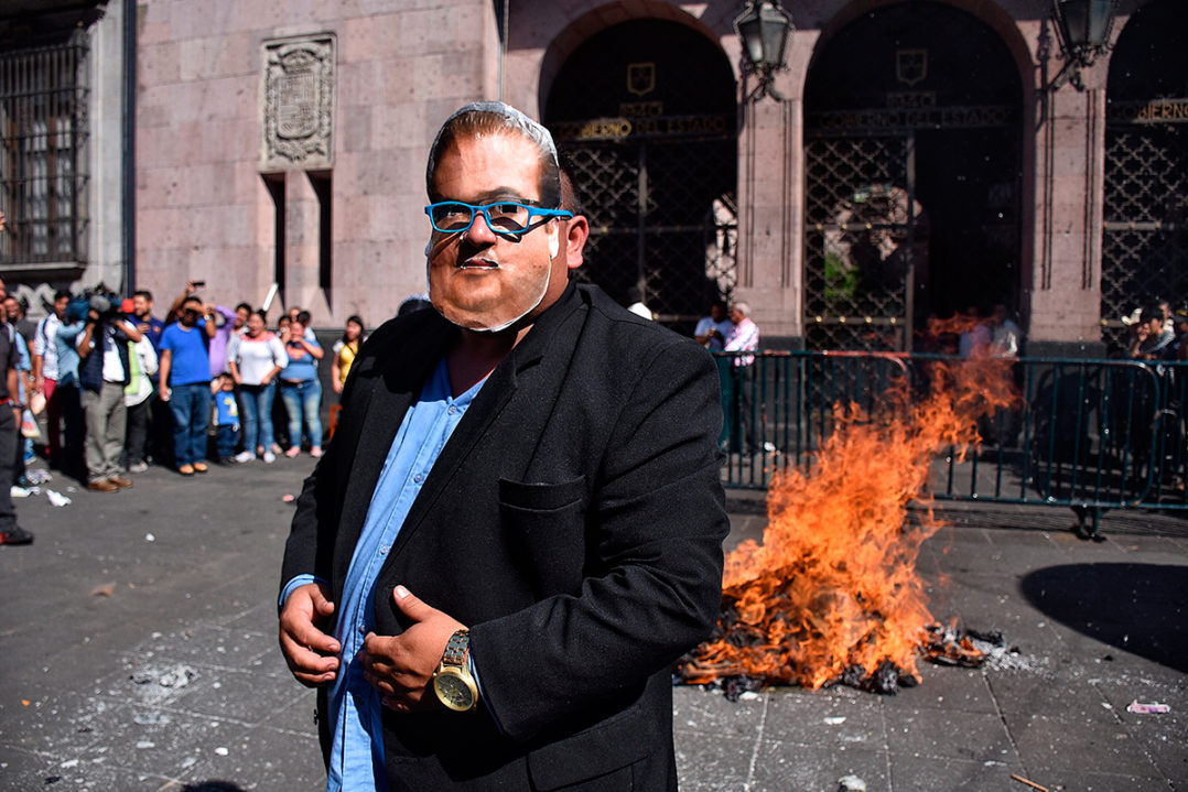  (Video) Con piñatas de Duarte y su esposa, campesinos festejan fin del sexenio