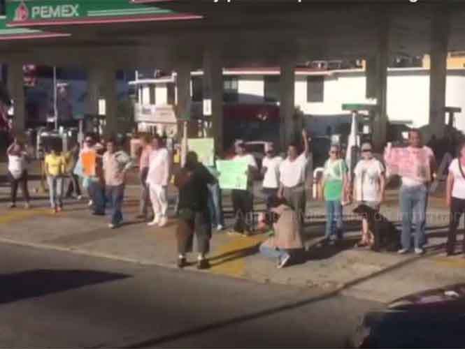  Ciudadanos ‘inmovilizan’ gasolinera en la zona turística de Acapulco