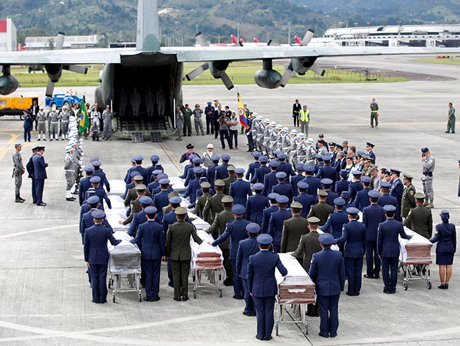  Con honores, trasladan a Brasil a víctimas del Chapecoense