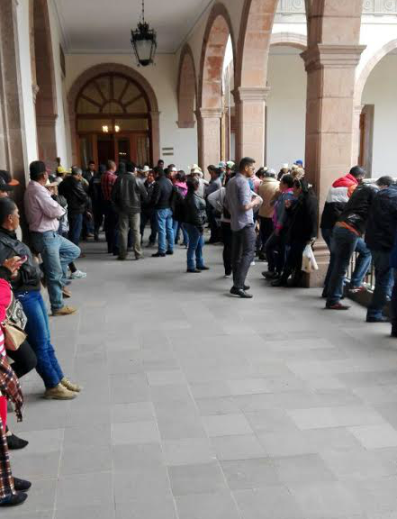  Trabajadores y alcaldes de 5 municipios se manifiestan en Palacio de Gobierno
