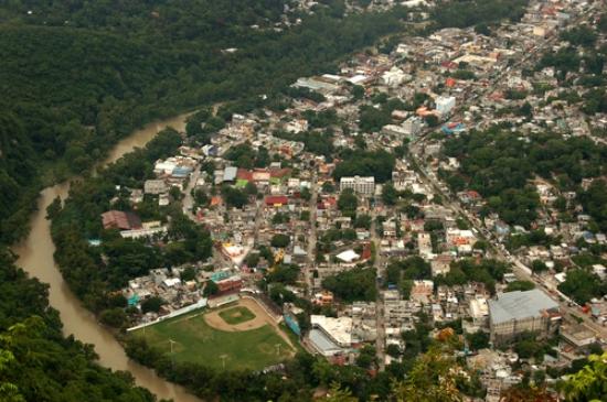  Grieta obliga a evacuación en Tamazunchale