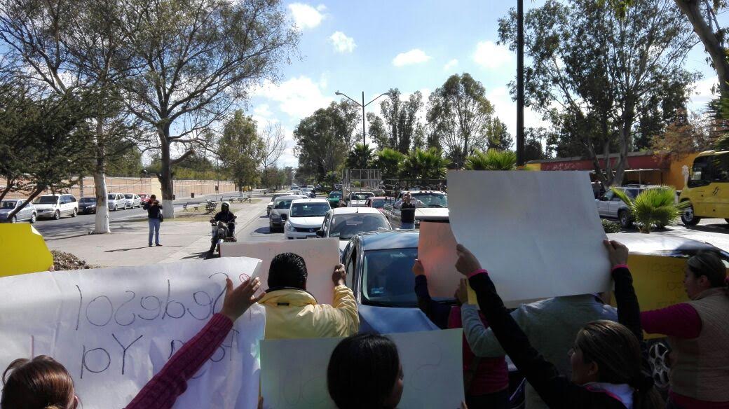  Paro de labores y manifestación en estancias de Sedesol por falta de pagos