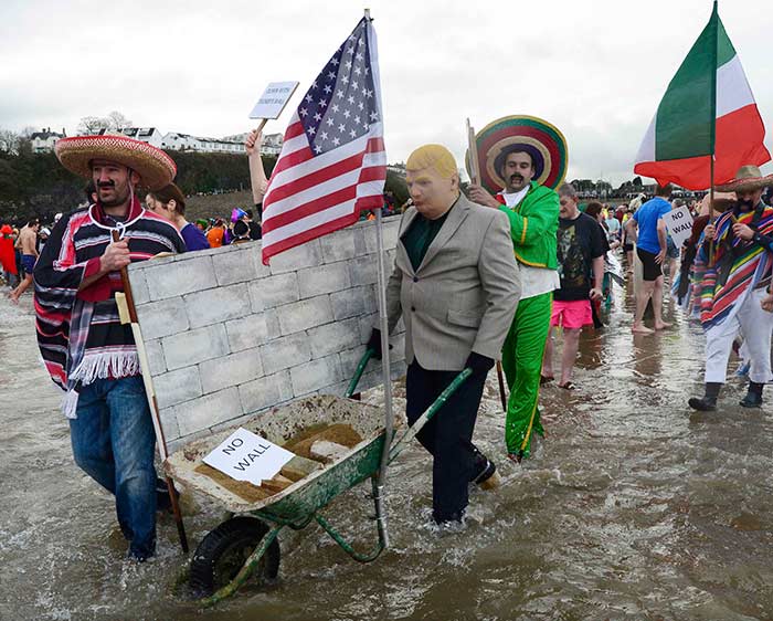  Trump evalúa recursos para levantar el muro; Canadá, en la mira