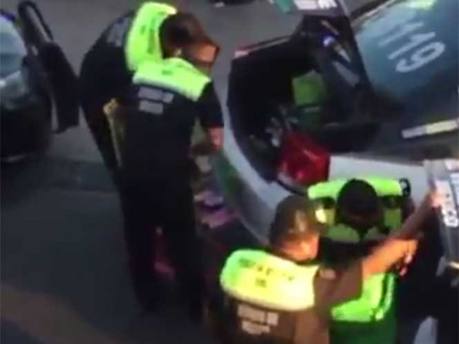  (Video) Policías aprovechan saqueos para llevarse mercancías