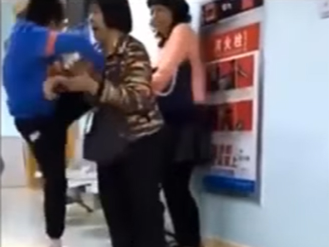  (Video) Niño golpea a su madre por quitarle el celular