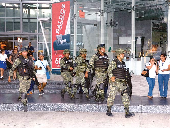  Sufre Cancún día de pánico y violencia; ataque a sedes policiales deja 4 muertos