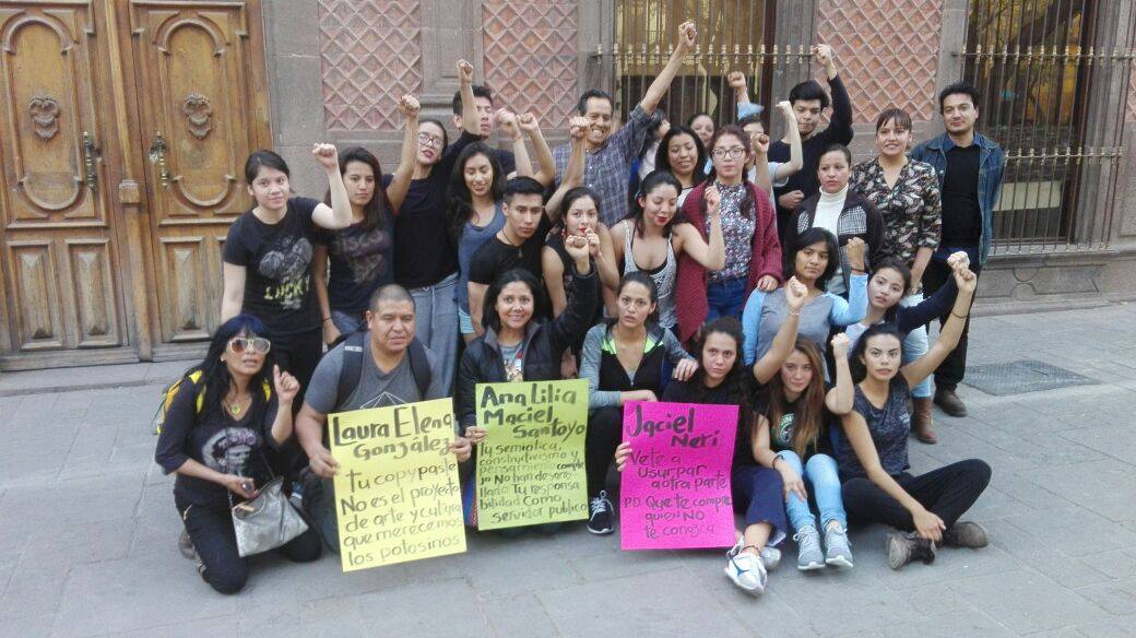  Estudiantes y profesores de CEART protestan afuera de Sria. de Cultura contra cambio de currícula