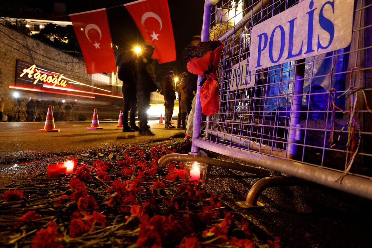  Atacan discoteca de Estambul; caen 8, pero pistolero sigue prófugo