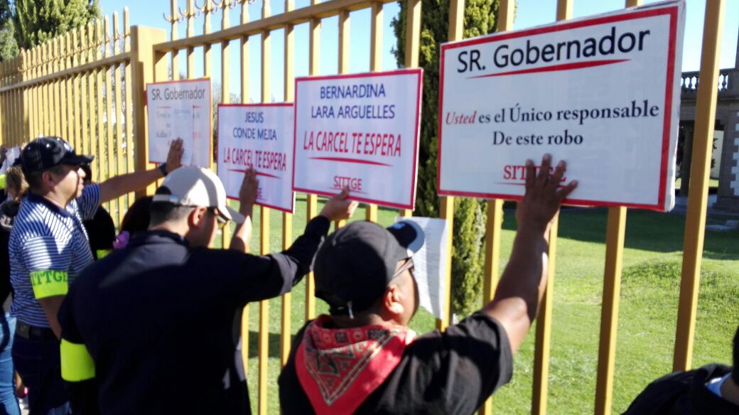  Manifestantes ‘acorralan’ al “Güero Carreras”en evento oficial