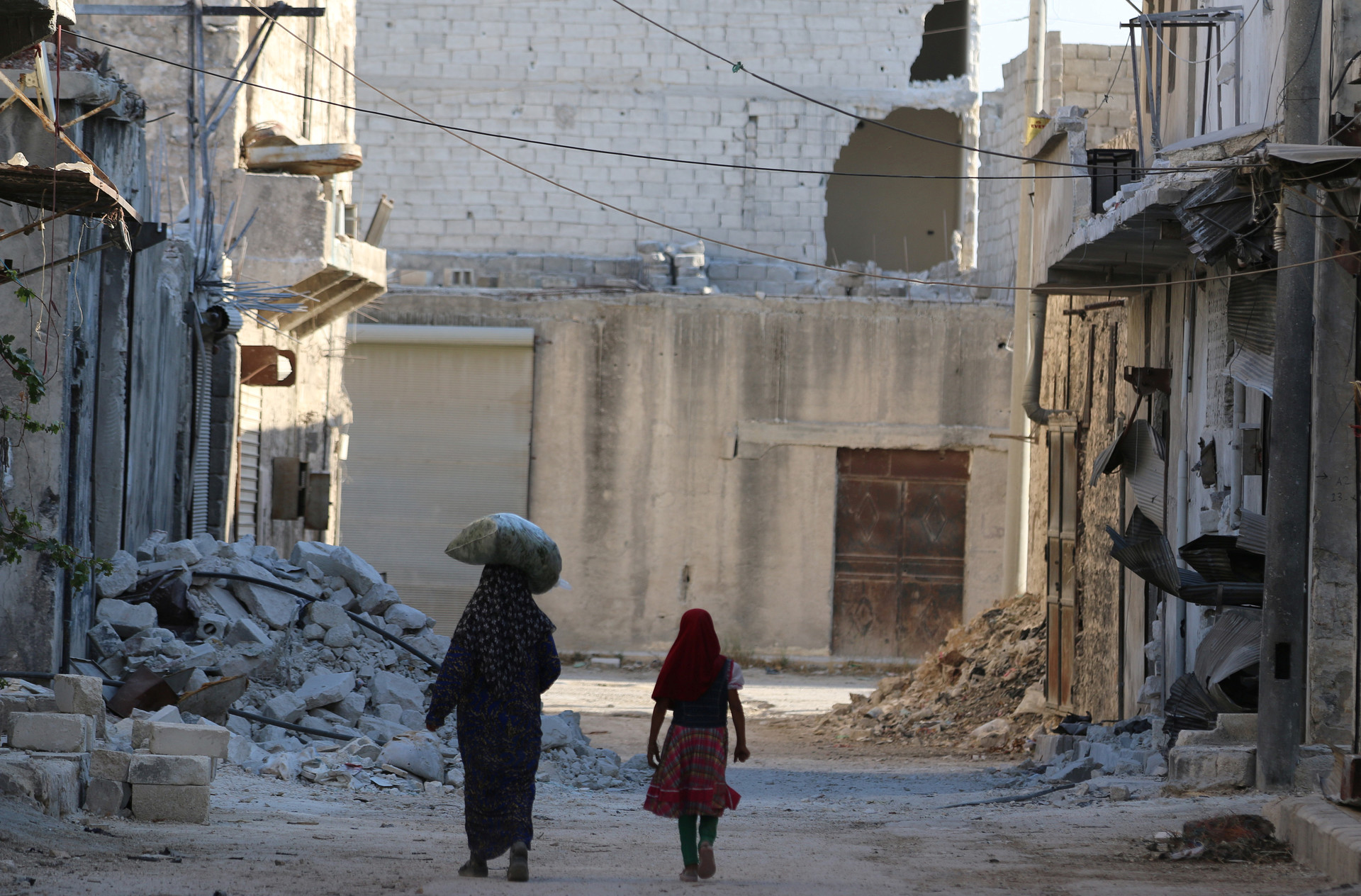  Cientos de civiles vuelven a sus casas en Alepo pese a devastación