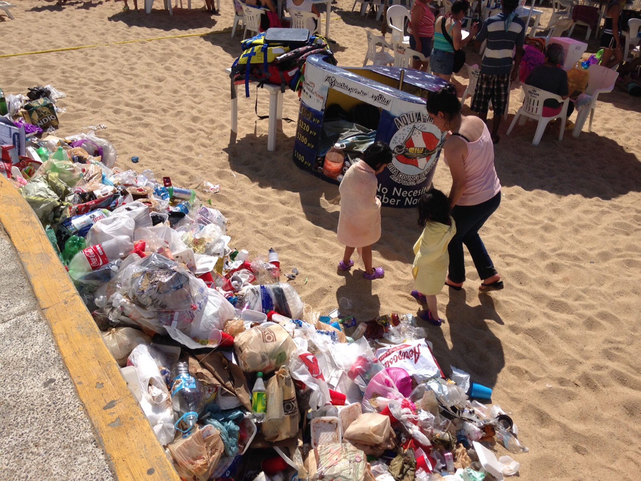  Vacacionistas saturan de basura las playas de Acapulco