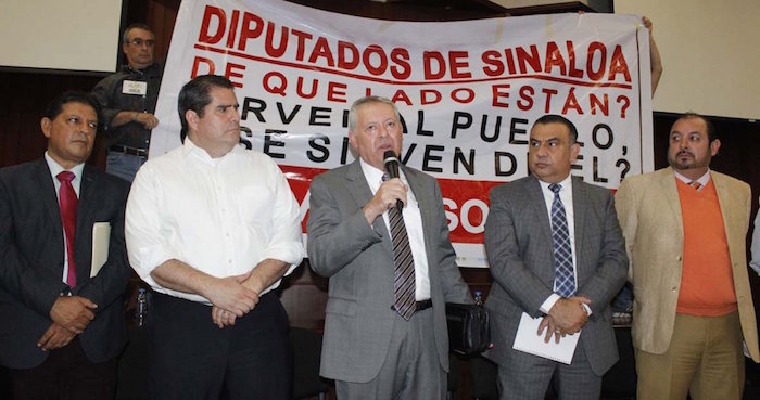  Manifestantes obligan a diputados de Sinaloa a renunciar a sus vales de gasolina