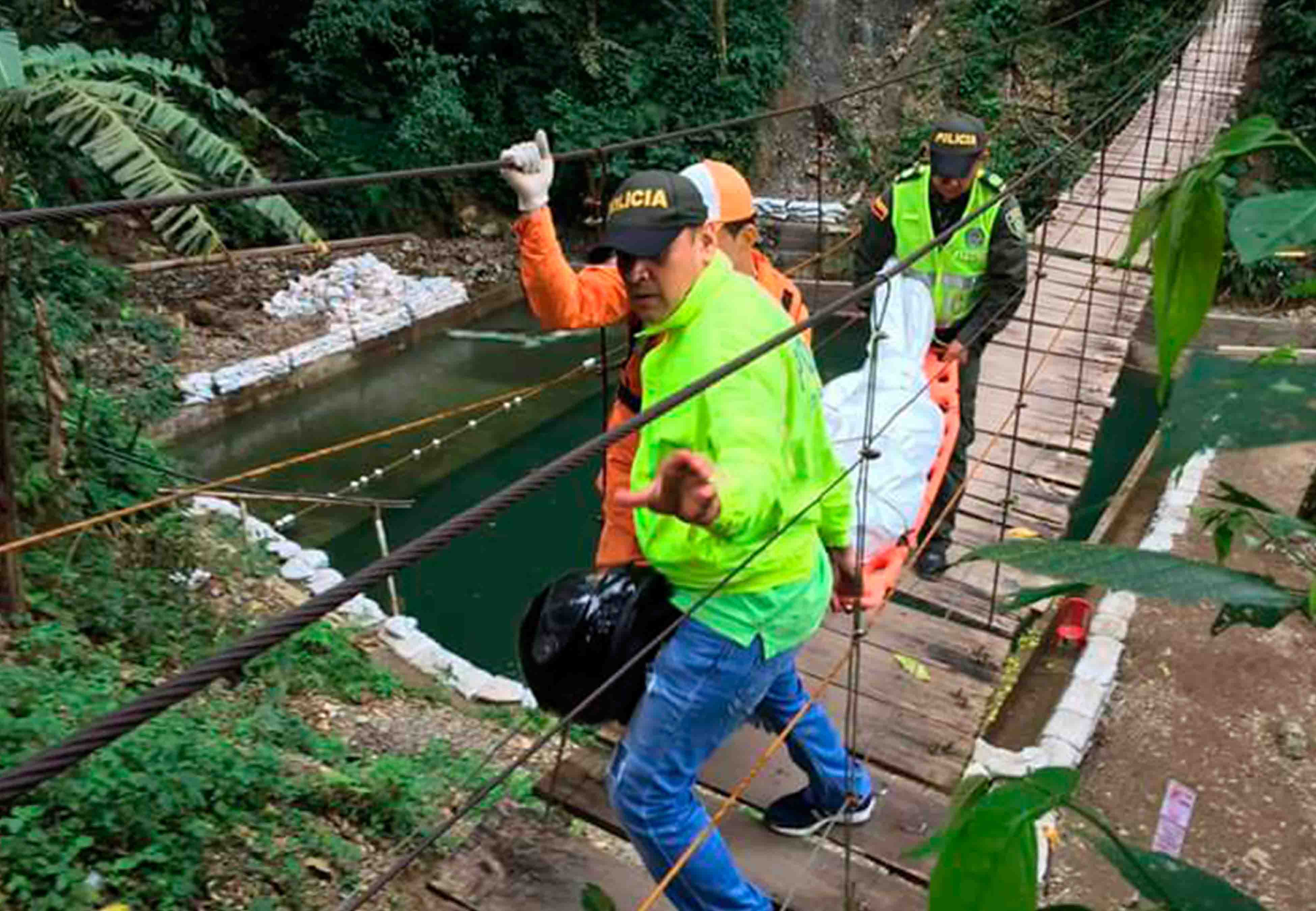  Mueren 11 personas al caer de puente en Colombia