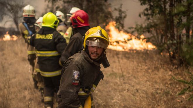  “Cuando vamos a combatir incendios nos despedimos de nuestras familias”: la lucha de los bomberos voluntarios ante los feroces incendios en Chile