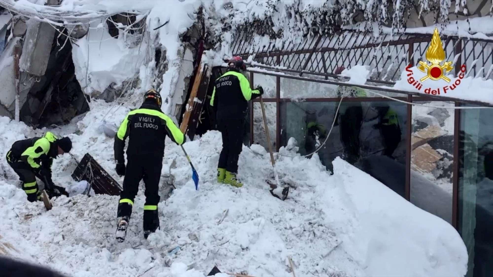  Rescatan a 8 personas de hotel sepultado por nieve en Italia