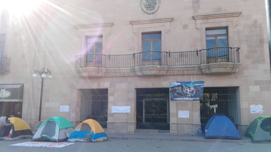  #MovimientoPorSanLuis establece plantón fuera de Congreso