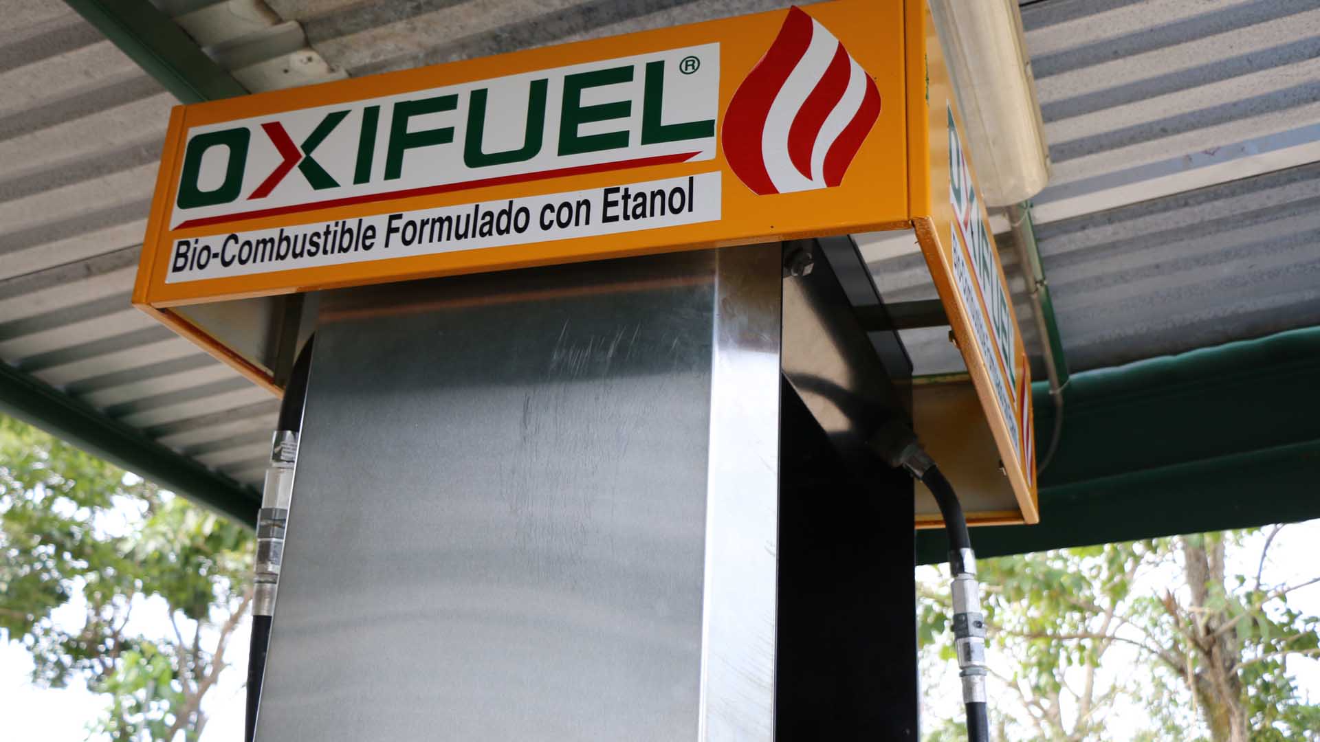  Ofrecen alternativa al alza de la gasolina; venden etanol a $13 el litro