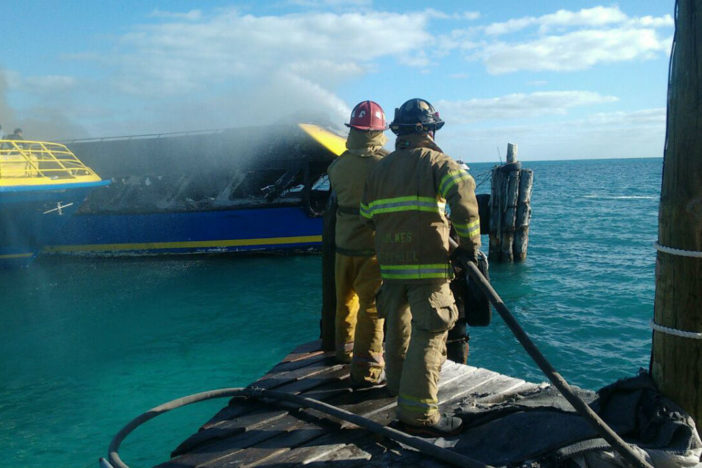  Se incendia barco de pasajeros en Cancún; reportan dos intoxicados (Video)