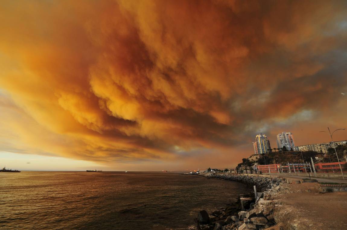  Gigantesco incendio forestal afecta ciudad chilena