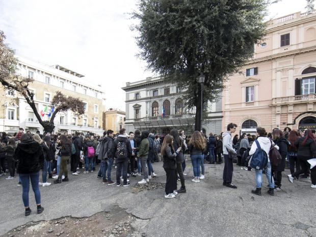  Cadena de sismos sacude el centro de Italia; hay daños menores