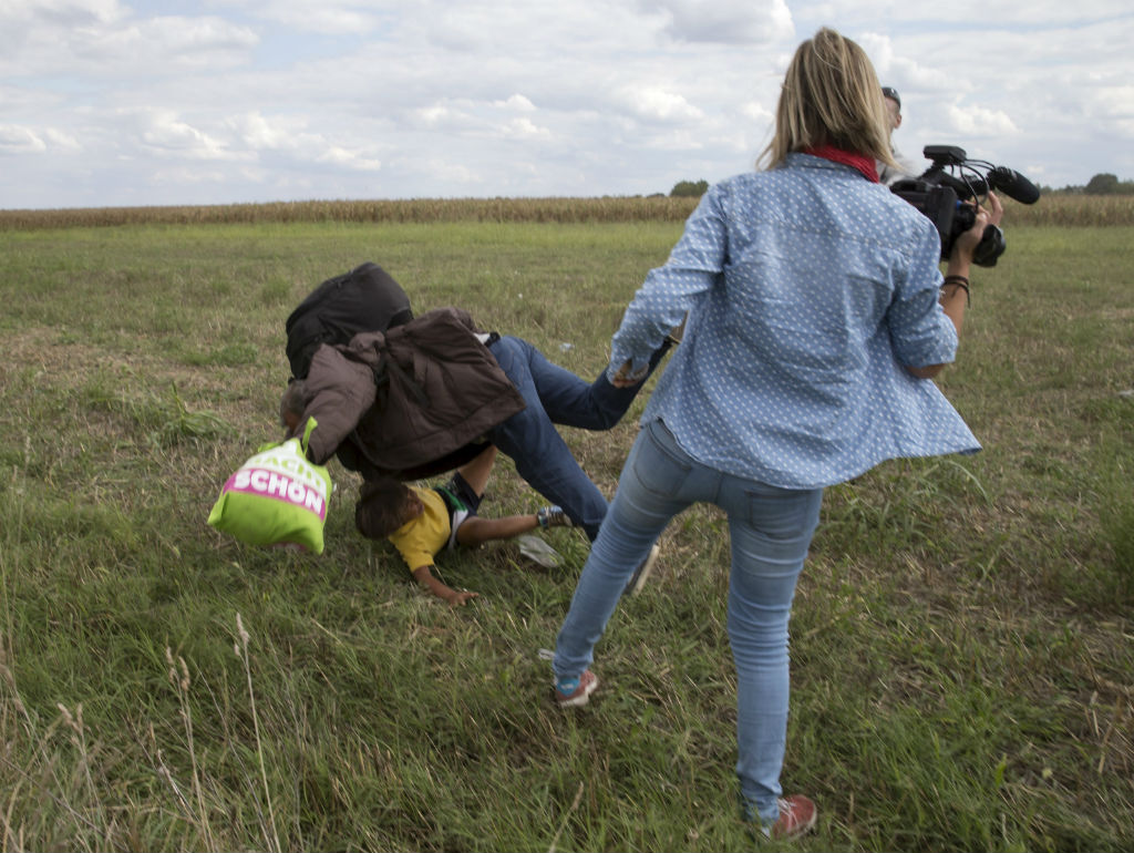  Periodista que pateó a refugiados, condenada a 3 años de libertad condicional