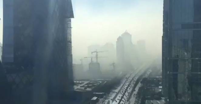  (Video) Captan enorme nube de smog ‘devorando’ Beijing