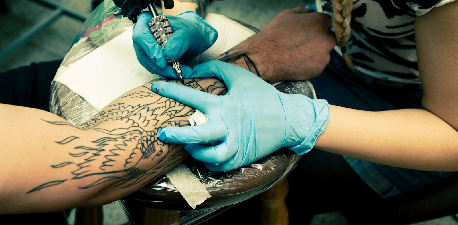  Tinta de tatuajes puede liberar células cancerígenas: estudio