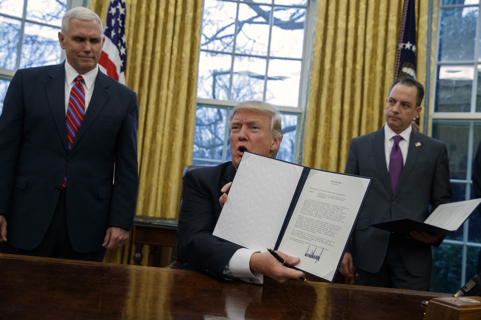  Trump firma ley que prohíbe subsidiar grupos pro-aborto
