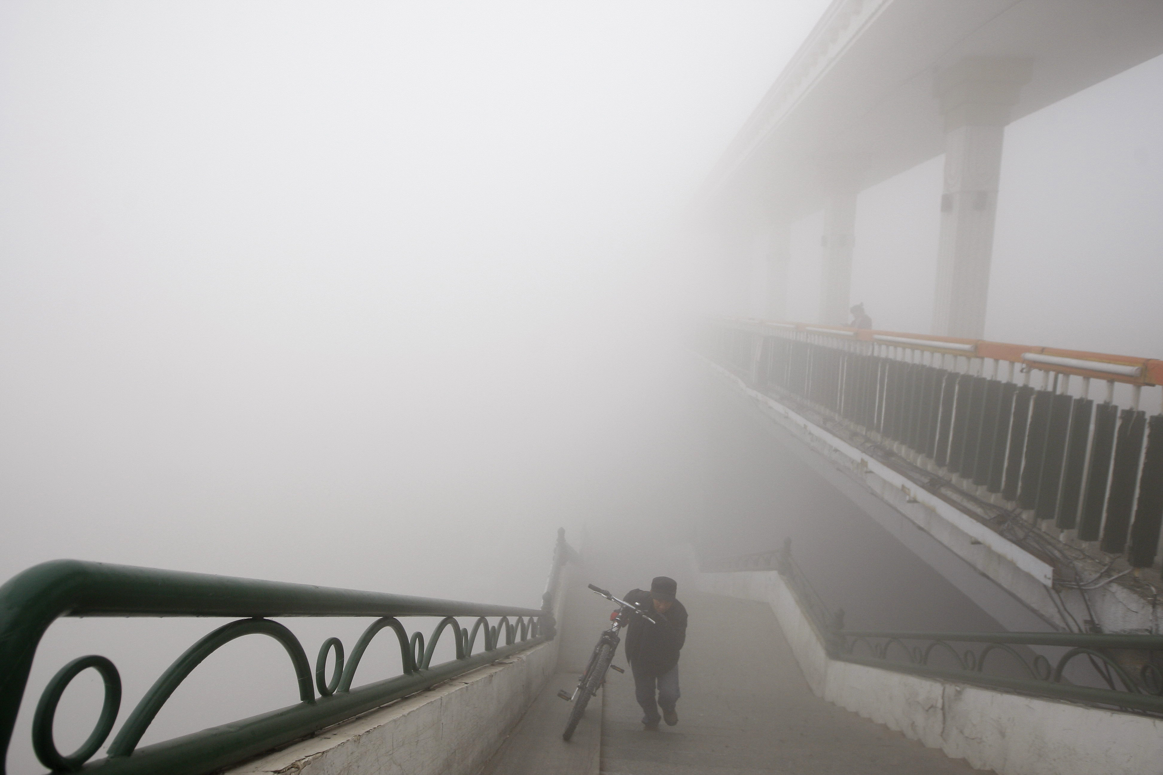  China decreta por primera vez alerta roja por niebla