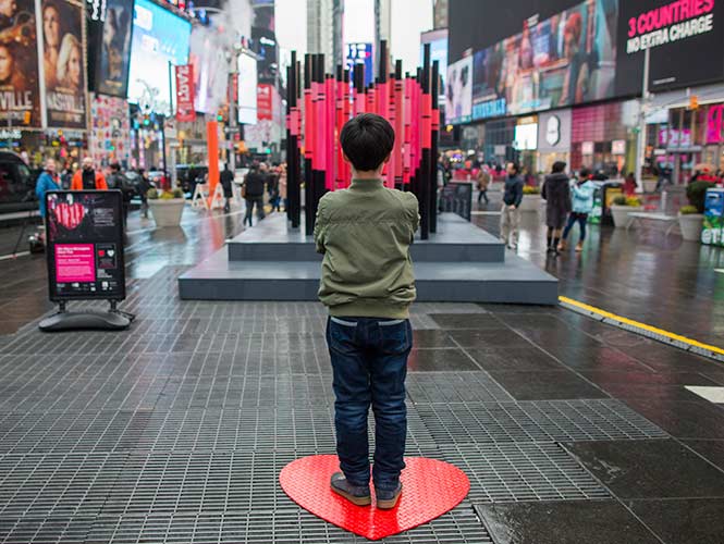  Instalación de San Valentín rinde tributo a los inmigrantes en NY