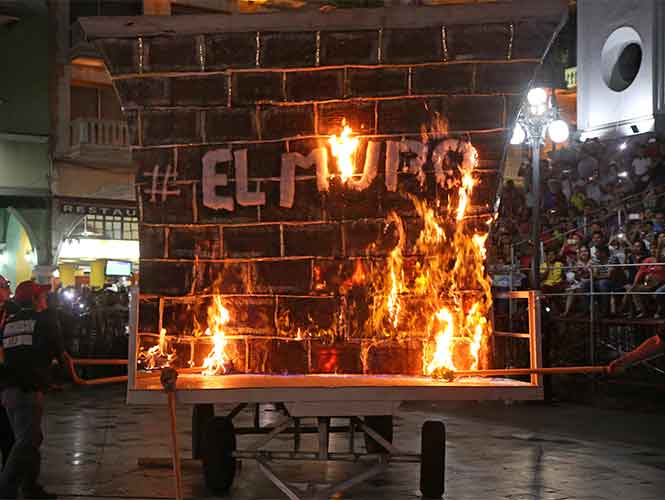  Arde el muro de Trump en el arranque del Carnaval de Veracruz