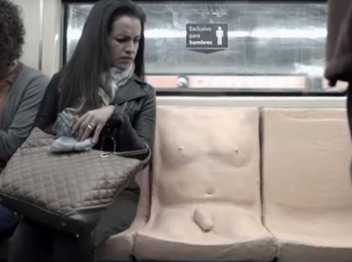 Asiento ‘exclusivo para hombres’ en el Metro, campaña contra el acoso sexual