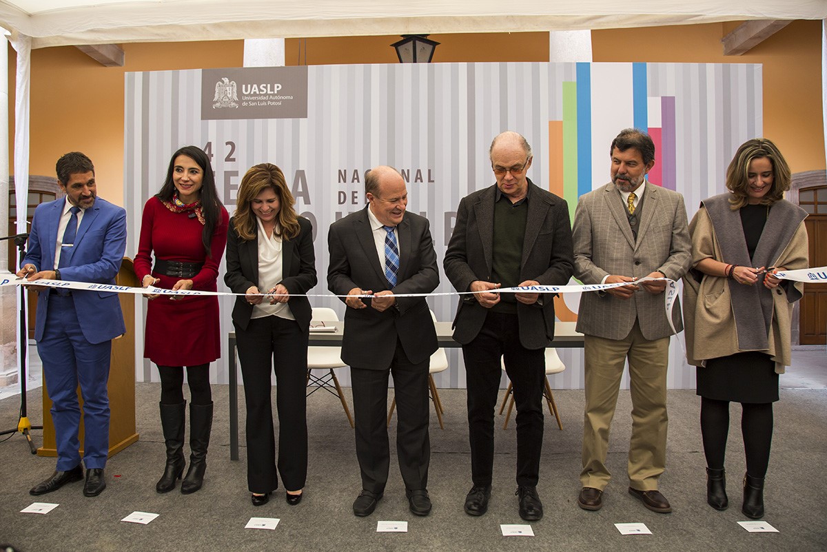  Elevados precios en Feria Nacional del Libro de la UASLP