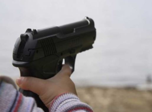  Niño de 4 años ‘se dispara’ en el estómago; investigan a padres