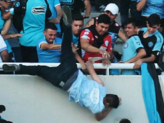  Muere aficionado que fue golpeado y arrojado desde las tribunas