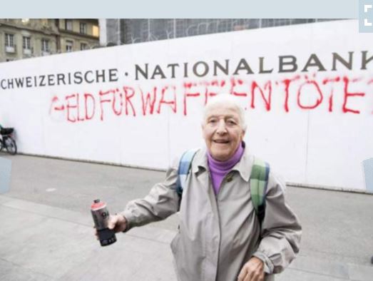  Arrestan a anciana por pintar grafiti subversivo en banco