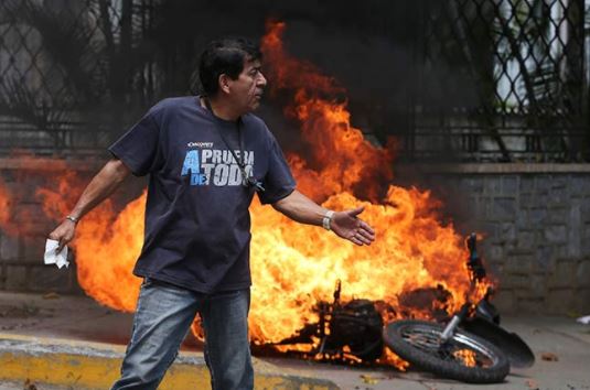  Estallan disturbios durante ‘la madre de todas las marchas’ en Venezuela; balean a joven en la cabeza