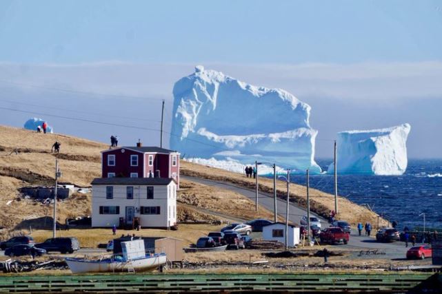  Un impresionante iceberg sorprende a una pequeña ciudad en Canadá
