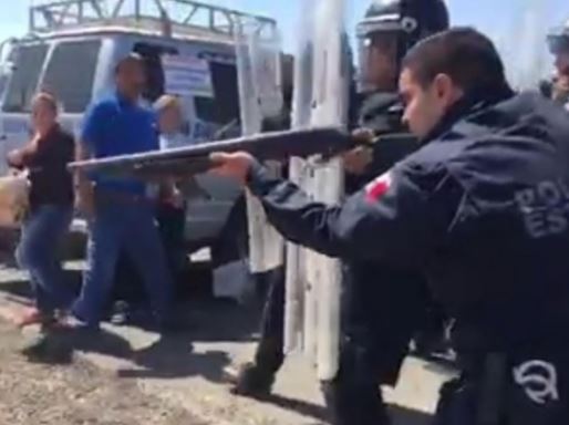 Agente apunta a menores con escopeta cargada con balas de goma