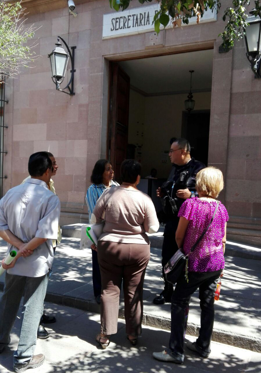  Ahorradores defraudados bloquean Secretaría de Finanzas