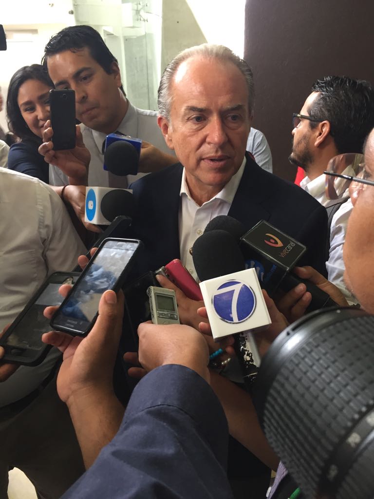  Carreras omite su opinión sobre regreso de Enrique Flores al Congreso