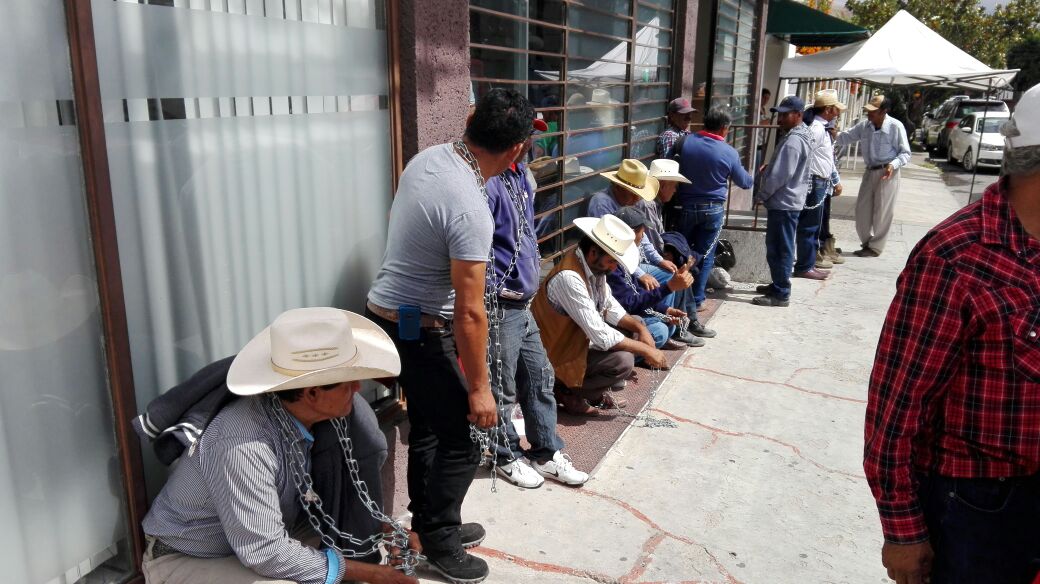  Ejidatarios de la Pila se encadenan en instalaciones del RAN