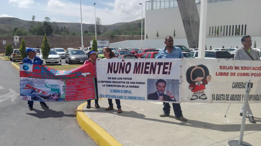 Maestros de la CNTE se manifiestan durante visita de Nuño Mayer